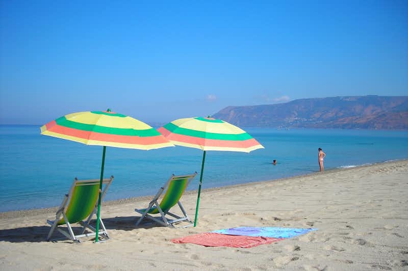 Villaggio Camping Maris - Strand mit Liegestühlen und Sonnenschirmen