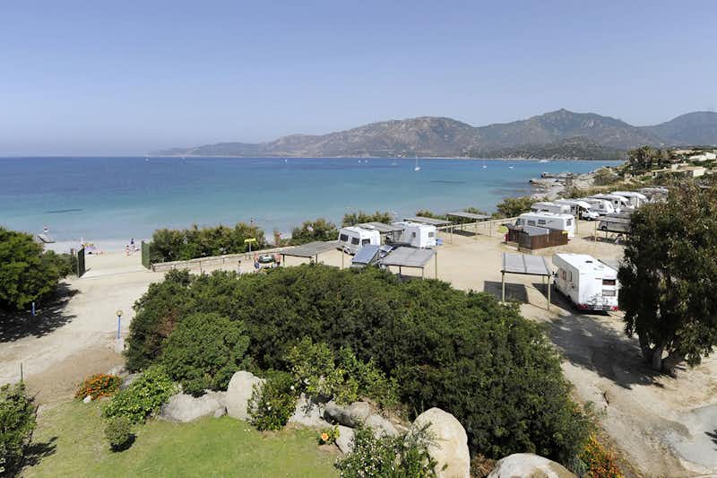 Villaggio Camping Spiaggia del Riso  -  Luftaufnahme vom Campingplatz am Mittelmeer auf Sardinien