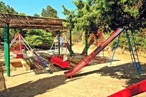 Villaggio Camping Spiaggia del Riso - teilweise überdachter Spielplatz vom Campingplatz