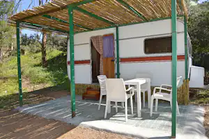 Villaggio Camping Tesonis - Wohnmobil mit überdachter Veranda vom Campingplatz