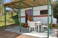 Villaggio Camping Tesonis  -  Wohnmobil mit überdachter Veranda vom Campingplatz