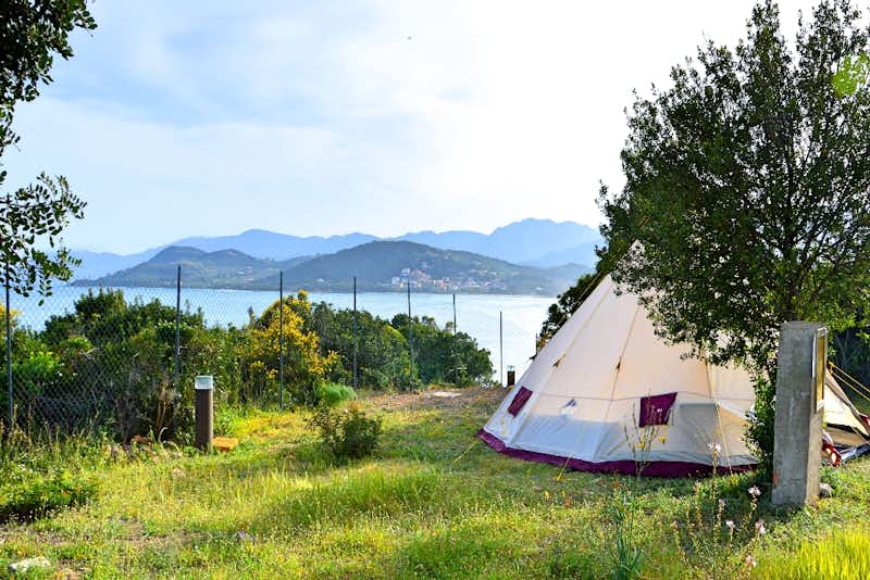 Villaggio Camping Tesonis  -  Zeltplatz vom Campingplatz mit Blick auf das Mittelmeer auf Sardinien