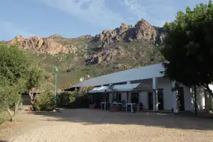 Villaggio Camping Tesonis - Hauptgebäude vom Campingplatz mit Blick auf die Berge