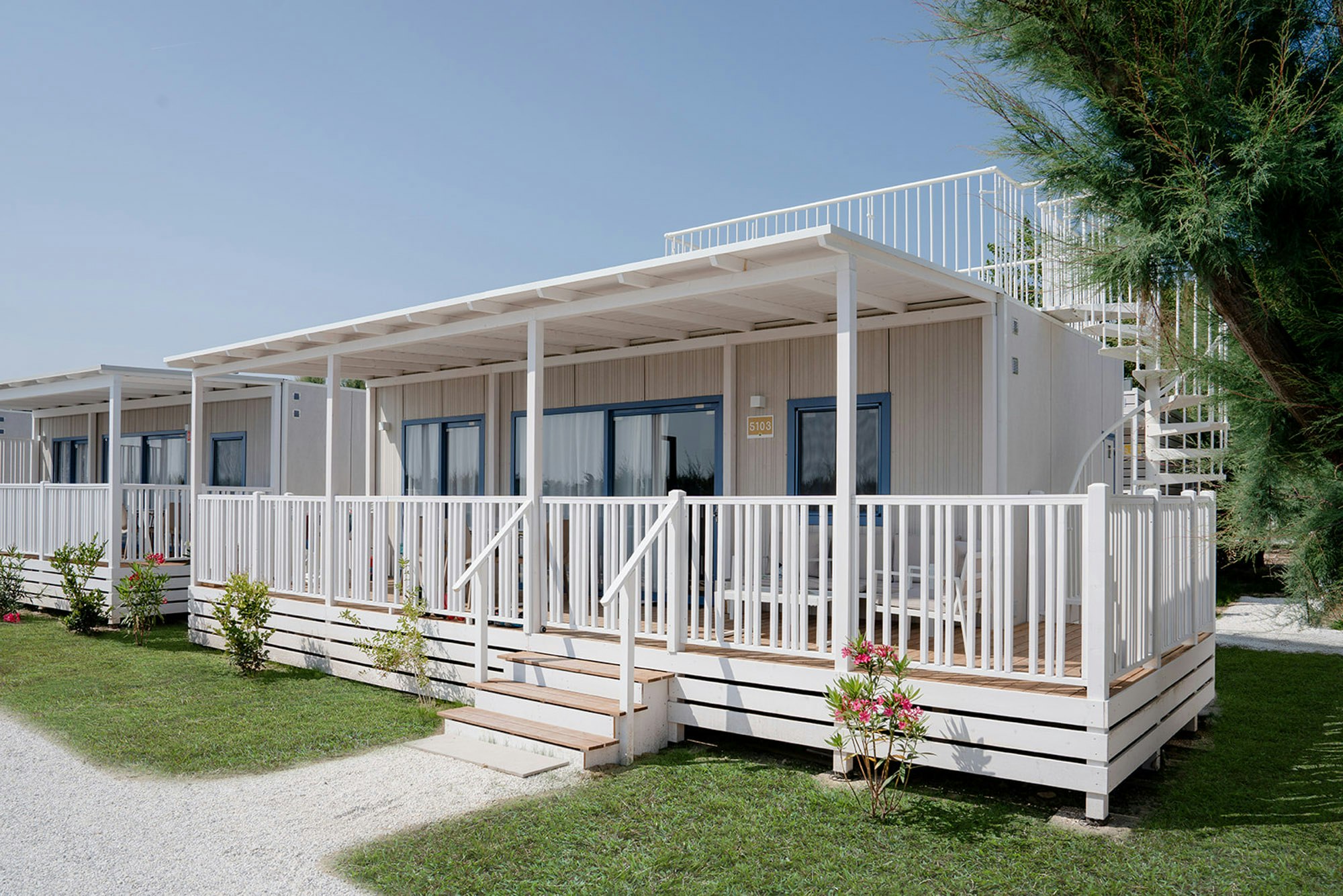 Le Mimose Family Resort  - Mobilheim mit Terrasse auf dem Campingplatz