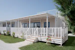Le Mimose Family Resort - Mobilheim mit Terrasse auf dem Campingplatz
