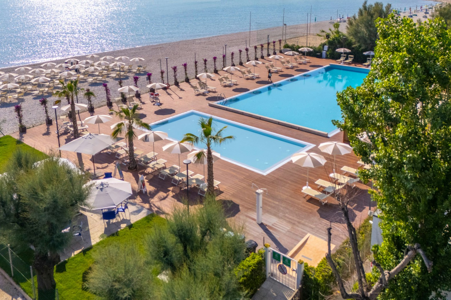 Le Mimose Family Resort - Blick auf das Freibad des Campingplatzes mit Liegestühlen und Sonnenschirmen