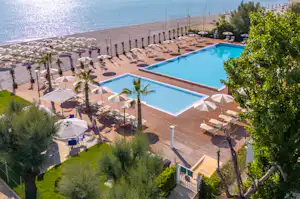 Le Mimose Family Resort - Blick auf das Freibad des Campingplatzes mit Liegestühlen und Sonnenschirmen