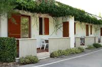 Villaggio Le Mimose  -  Mobilheime vom Campingplatz mit Veranda