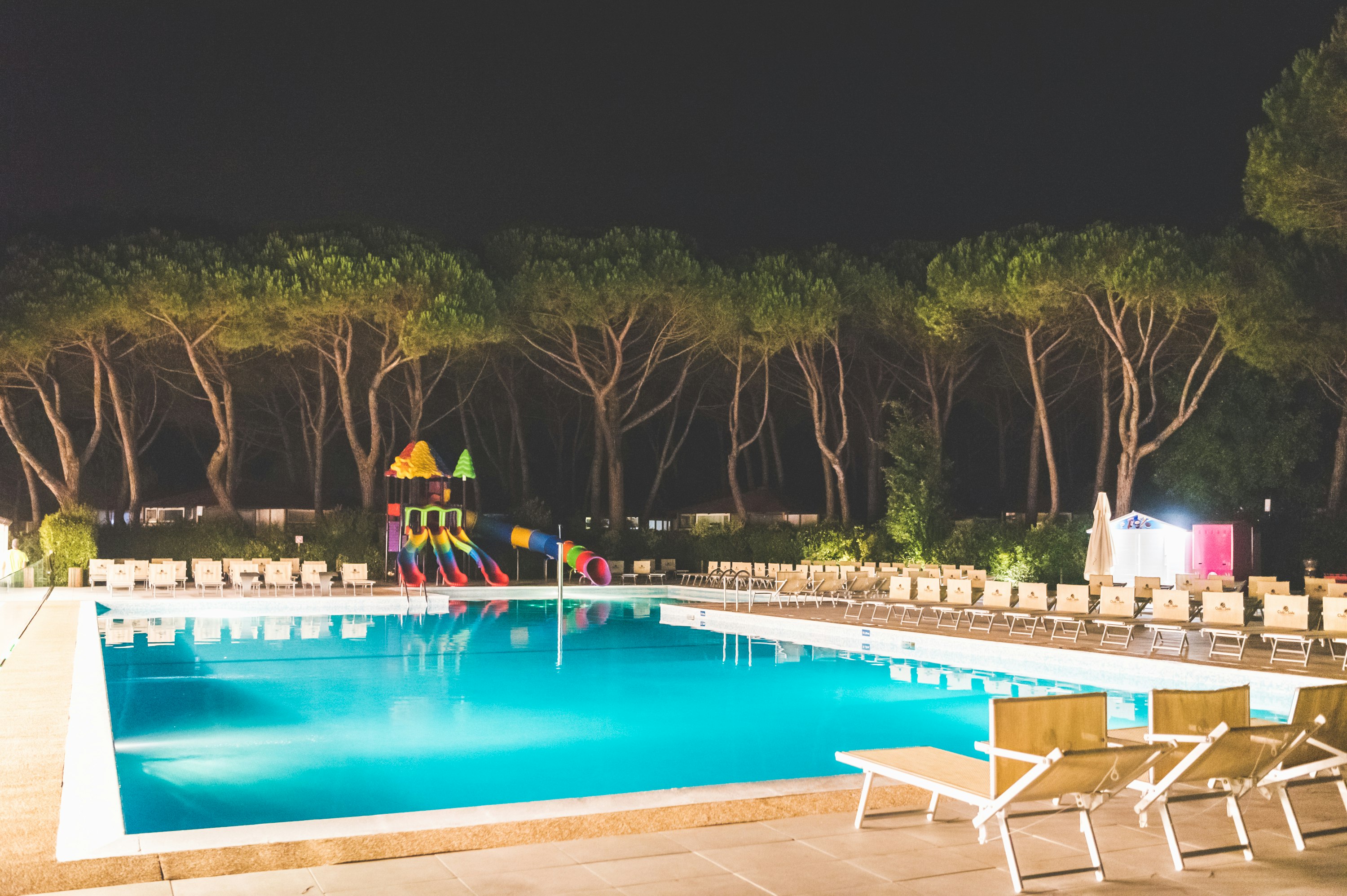 Jesolo Mare Family Village - Blick auf das Freibad am Abend
