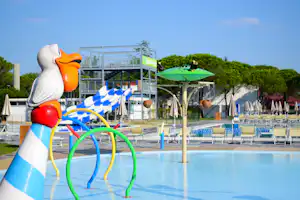 Marina Julia Family Camping Village Marina Julia Camping Village - Wasserpark mit Liegestühlen und Sonnenschirmen