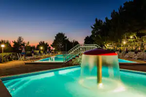 Villaggio Turistico Baia di Manaccora - Pool vom Campingplatz am Abend