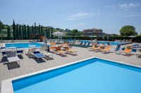 Villaggio Turistico Camping Summerland  -   Poolbereich vom Campingplatz mit Sonnenschirmen und Liegestühlen