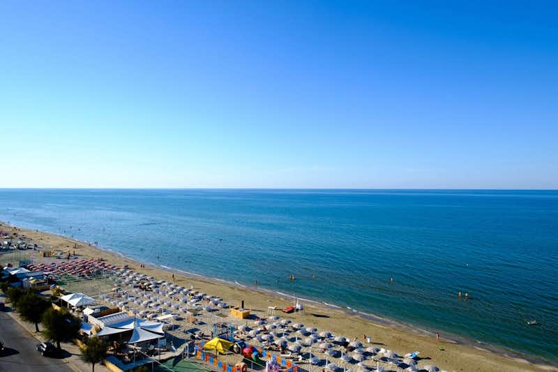 Villaggio Turistico Camping Summerland  -  Campingplatz mit direktem Zugang zum Strand am Mittelmeer mit Sonnenschirmen und Liegestühlen
