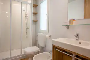 Villaggio Turistico Camping Summerland - Sanitärbereich vom Campingplatz mit Toilette, Waschbecken, Spiegel und Dusche