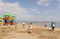 Villaggio Turistico Europa  - Spielplatz und Volleyballfeld am Strand vom Campingplatz direkt am Meer