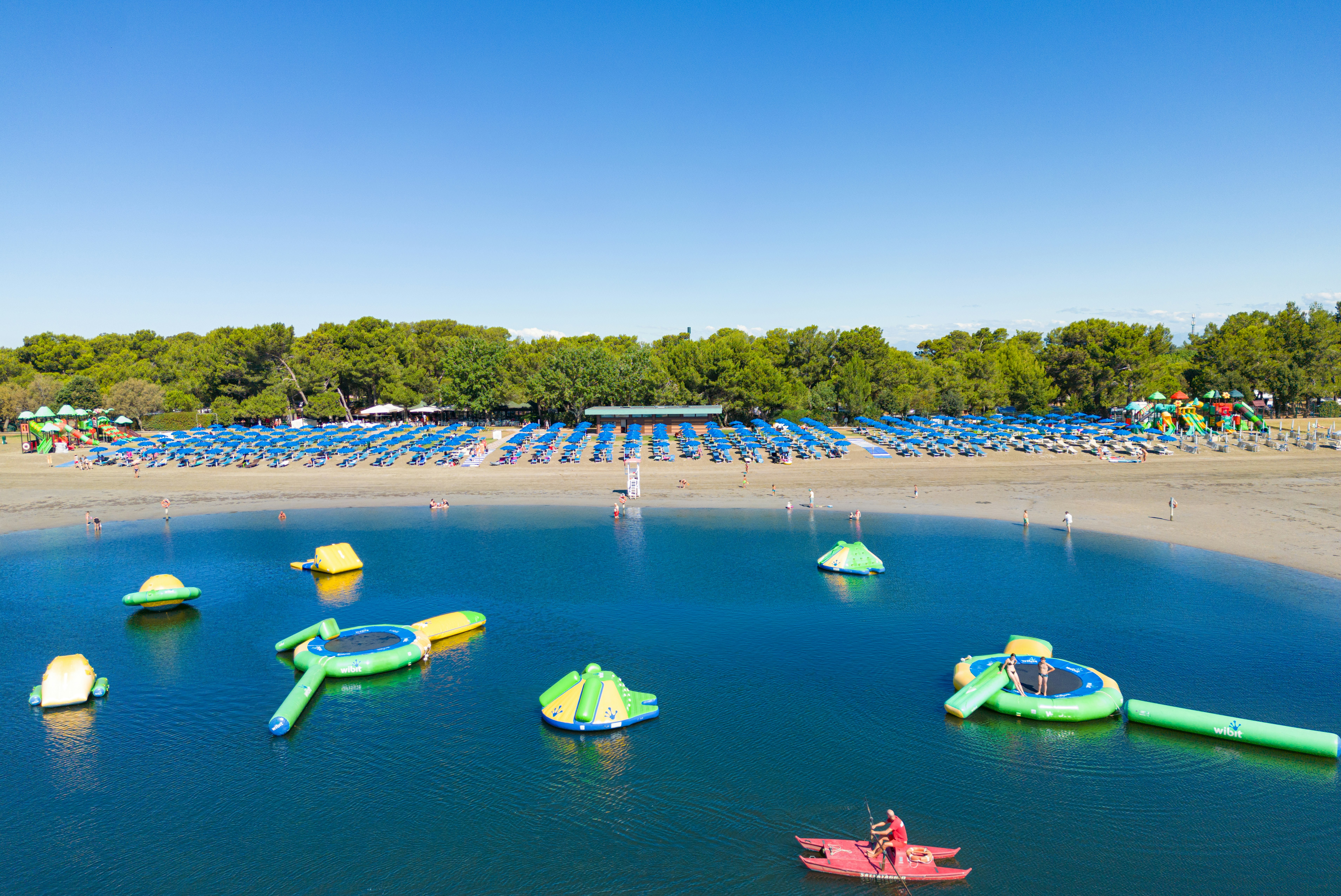 Villaggio Turistico Europa - Blick auf den Badestrand mit Spielinseln im Wasser