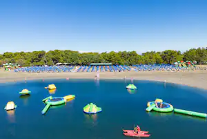Villaggio Turistico Europa - Blick auf den Badestrand mit Spielinseln im Wasser