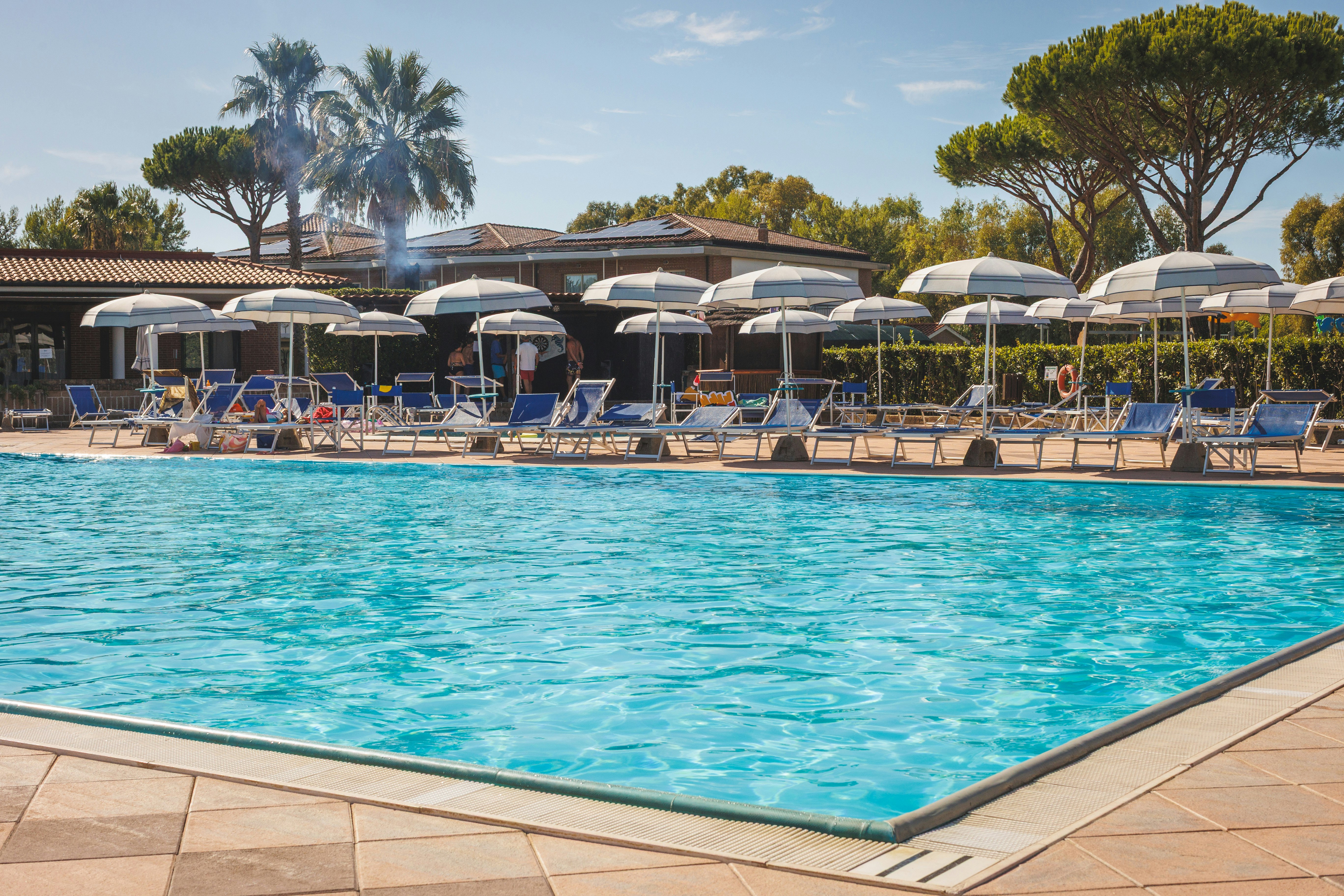 Villaggio Turistico La Cecinella  - Pool im Freien mit Liegestühlen und Sonnenschirmen