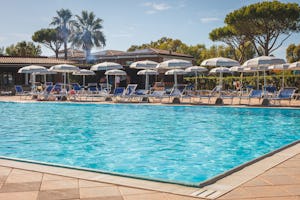 Villaggio Turistico La Cecinella - Pool im Freien mit Liegestühlen und Sonnenschirmen