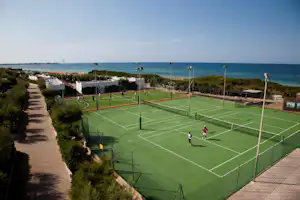 Villaggio Turistico Le Dune - Tennisplatz und Fußballfeld auf dem Campingplatz mit Blick auf das Meer