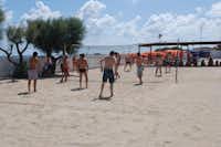Villaggio Turistico Le Dune  -  Volleyballfeld am Strand vom Campingplatz