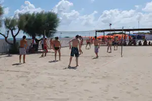 Villaggio Turistico Le Dune - Volleyballfeld am Strand vom Campingplatz