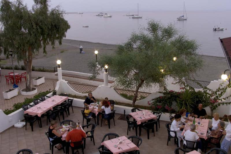 Villaggio Turistico Marinello  -  Restaurant vom Campingplatz mit Terrasse und Blick auf den Strand am Mittelmeer am Abend