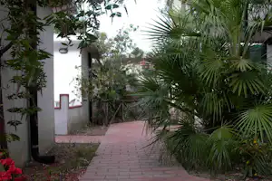 Villaggio Turistico Marinello - Gehweg vom Campingplatz zwischen Mobilheimen