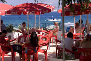 Villaggio Turistico Marinello - Restaurant vom Campingplatz mit Terrasse und Blick auf den Strand am Mittelmeer