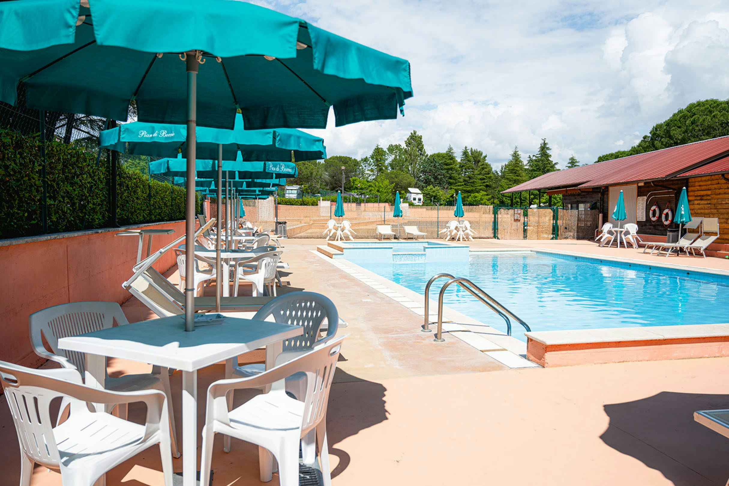 Villatent @ Camping Pian di Boccio  - Pool im Freien mit Liegestühlen und Sonnenschirmen