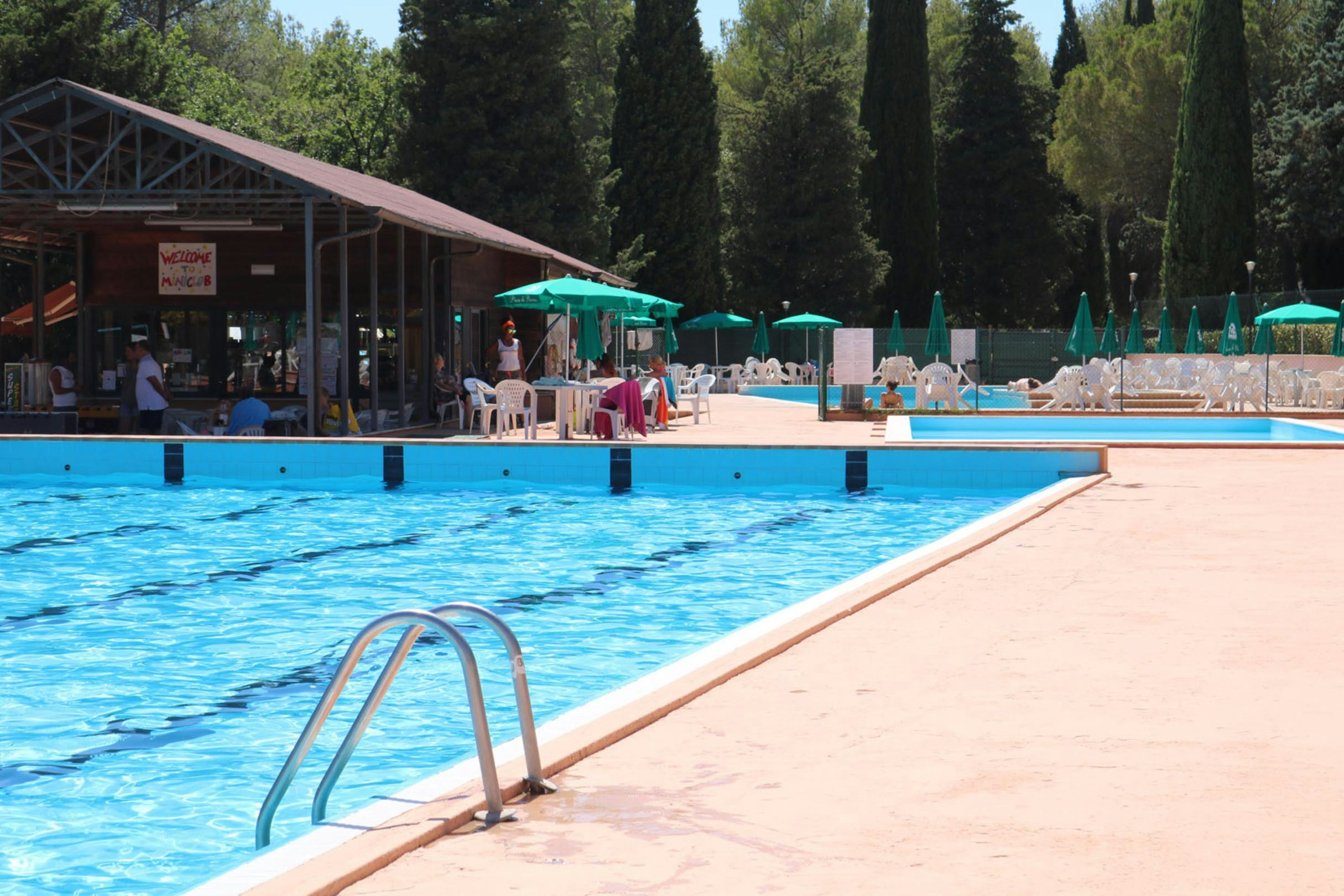 Villatent @ Camping Pian di Boccio  - Pool im Freien mit Liegestühlen und Sonnenschirmen