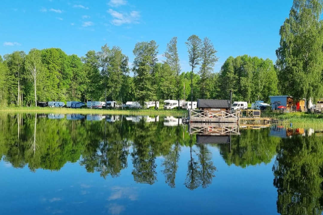 Vimmerby Camping Nossenbaden - Blick auf die Standplätze am Ufer des Sees