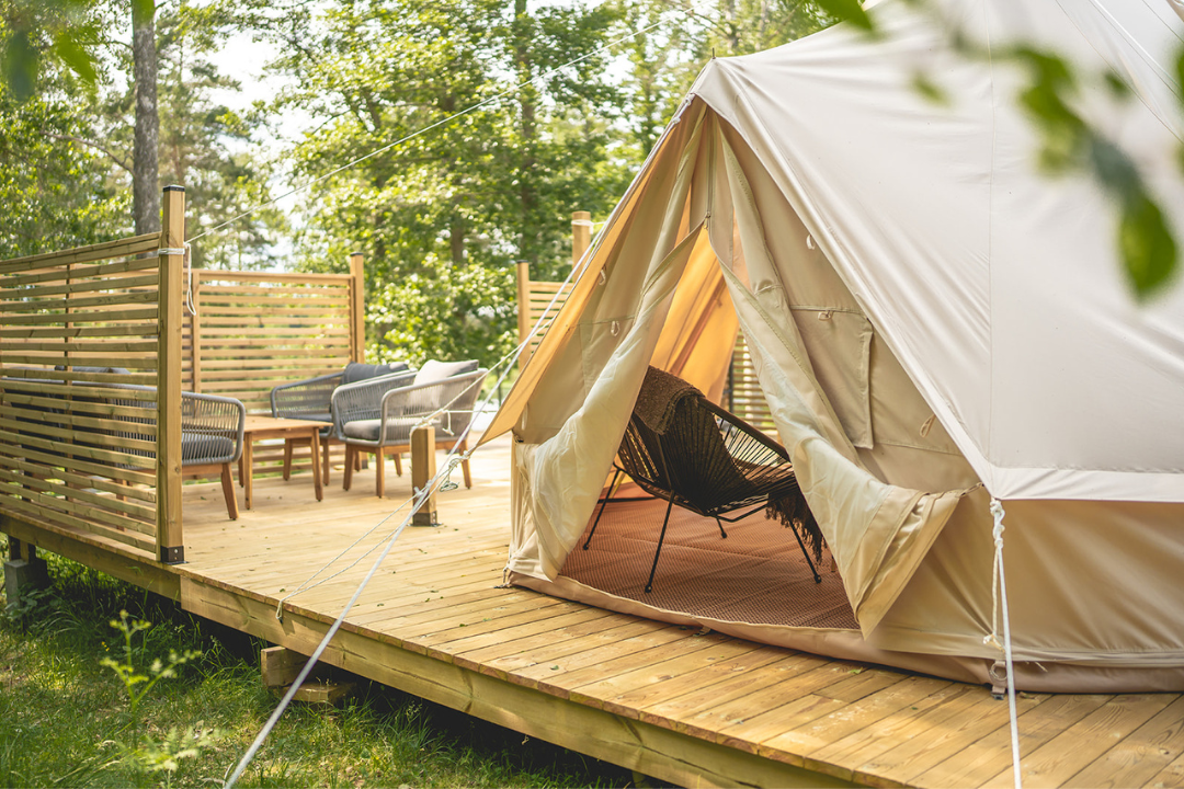 Vimmerby Camping Nossenbaden - Blick auf ein Glamping-Zelt mit Terrasse