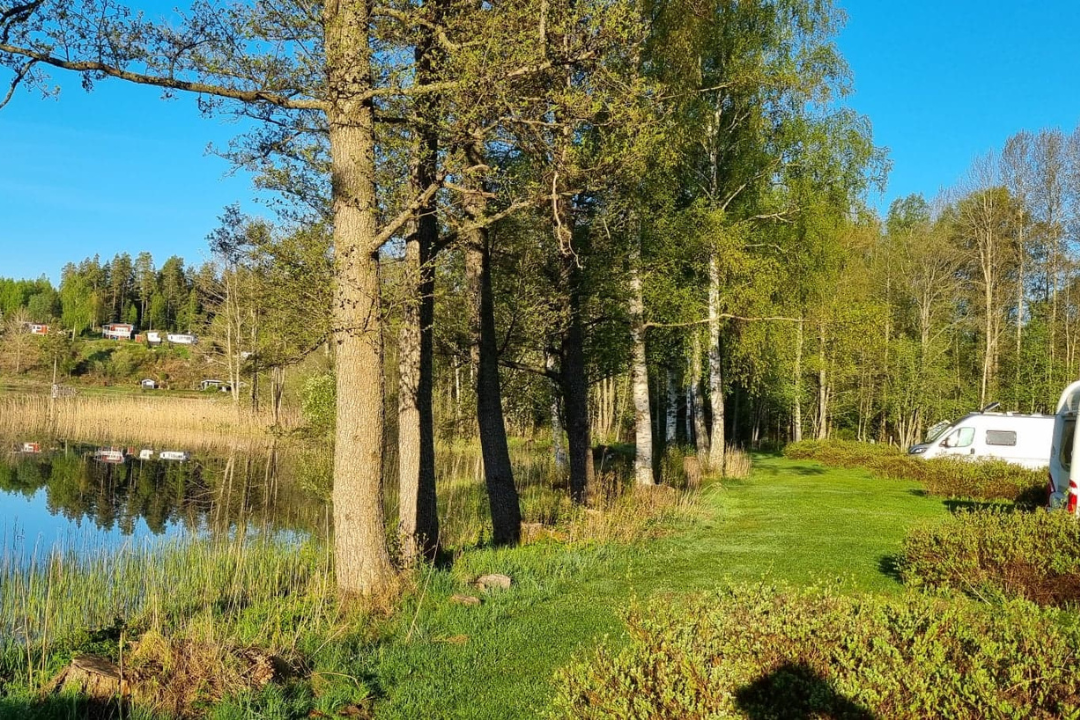 Vimmerby Camping Nossenbaden - Standplätze zwischen den Bäumen auf dem Campingplatz