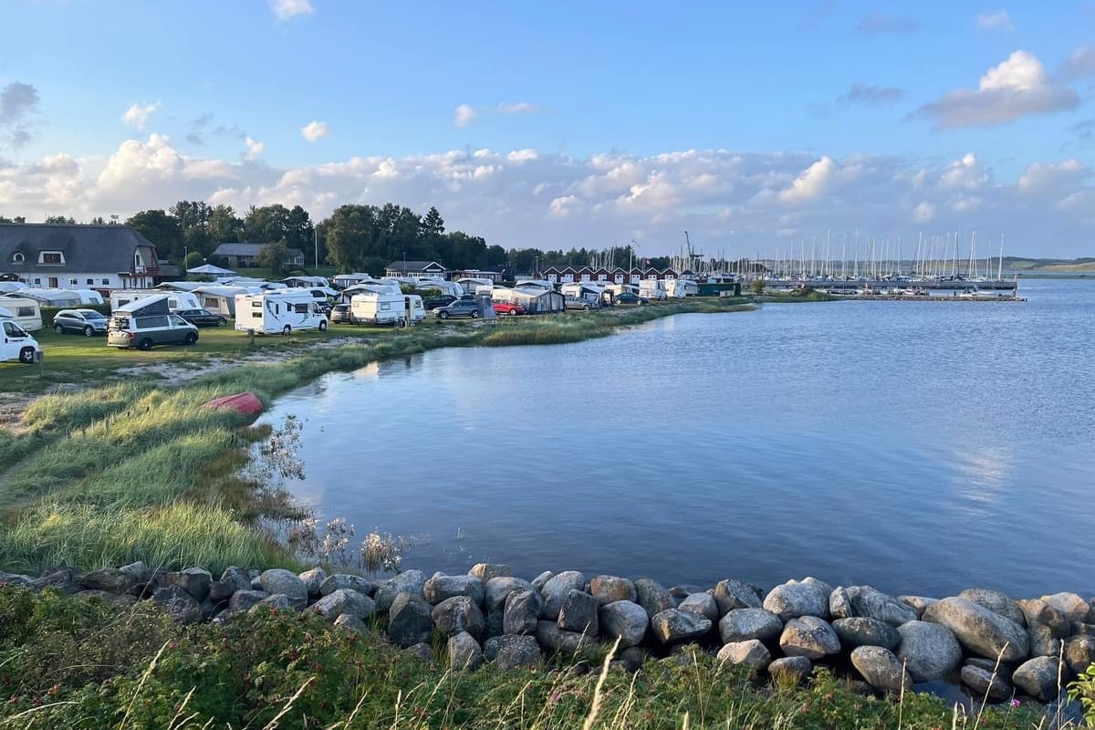 Virksund Camping - Standplätze mit Blick auf das Wasser
