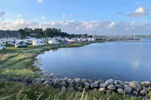 Virksund Camping - Standplätze mit Blick auf das Wasser