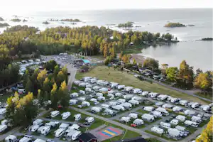 Vita Sandars Camping - Blick auf den Campingplatz aus der Vogelperspektive