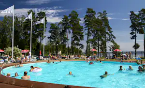 Vita Sandars Camping - Pool mit Liegestühlen und Sonnenschirmen auf dem Campingplatz