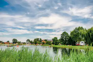 Vital Camping Bayerbach - Blick auf den See auf dem Campingplatz