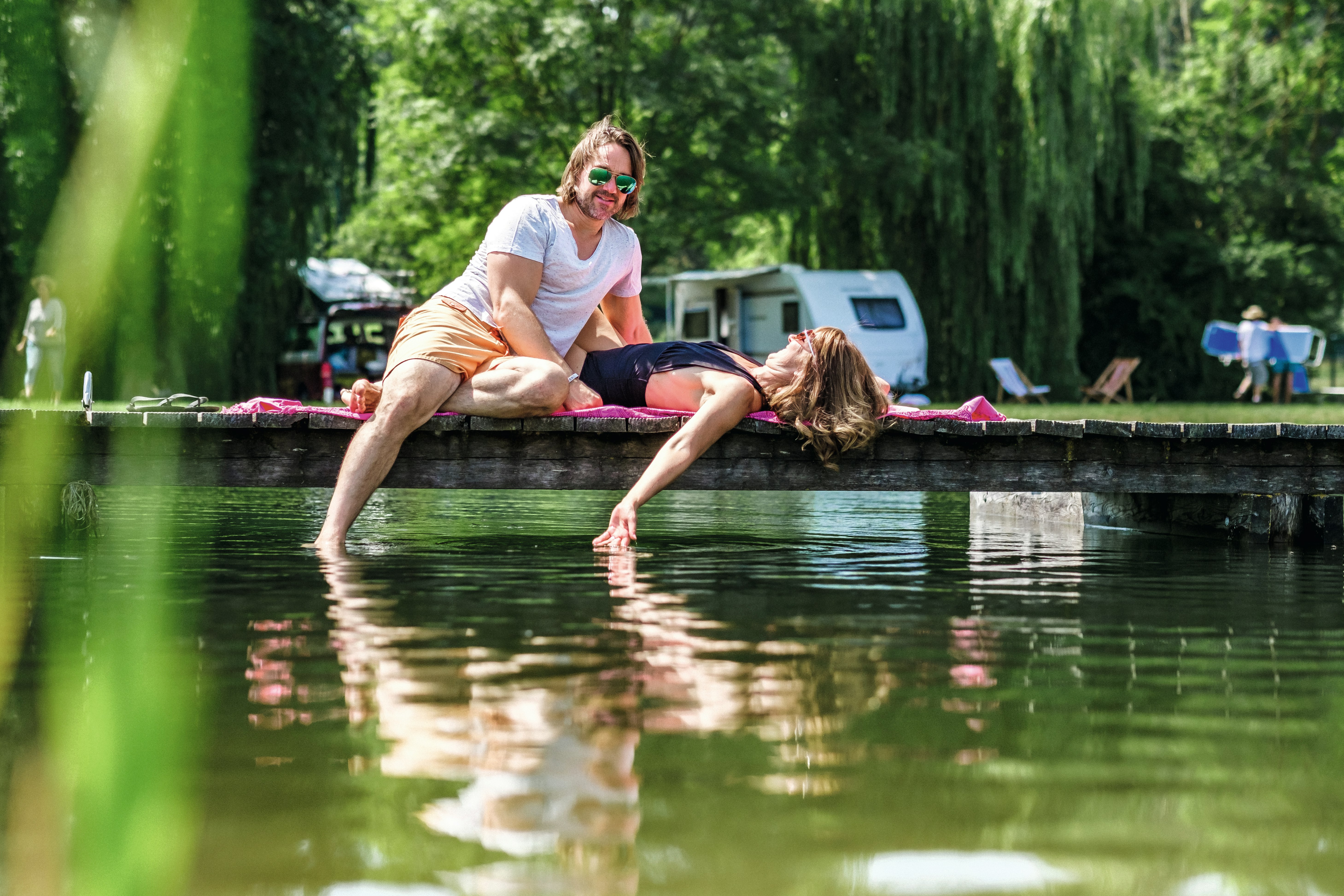 Vital Camping Bayerbach - Gäste entspannen am See