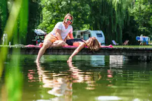 Vital Camping Bayerbach - Gäste entspannen am See