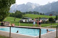 Vitalcamping Oberwötzlhof  -  Pool vom Campingplatz mit Blick auf die Alpen