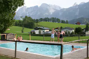 Vitalcamping Oberwötzlhof - Pool vom Campingplatz mit Blick auf die Alpen