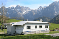 Vitalcamping Oberwötzlhof  -  Wohnmobil auf dem Stellplatz vom Campingplatz mit Blick auf die Alpen
