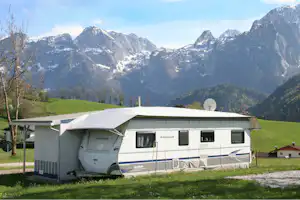Vitalcamping Oberwötzlhof - Wohnmobil auf dem Stellplatz vom Campingplatz mit Blick auf die Alpen