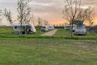 Vodatent @ Boerencamping Swarthoeve - Stellplätze auf dem Campingplatz bei Sonnenuntergang