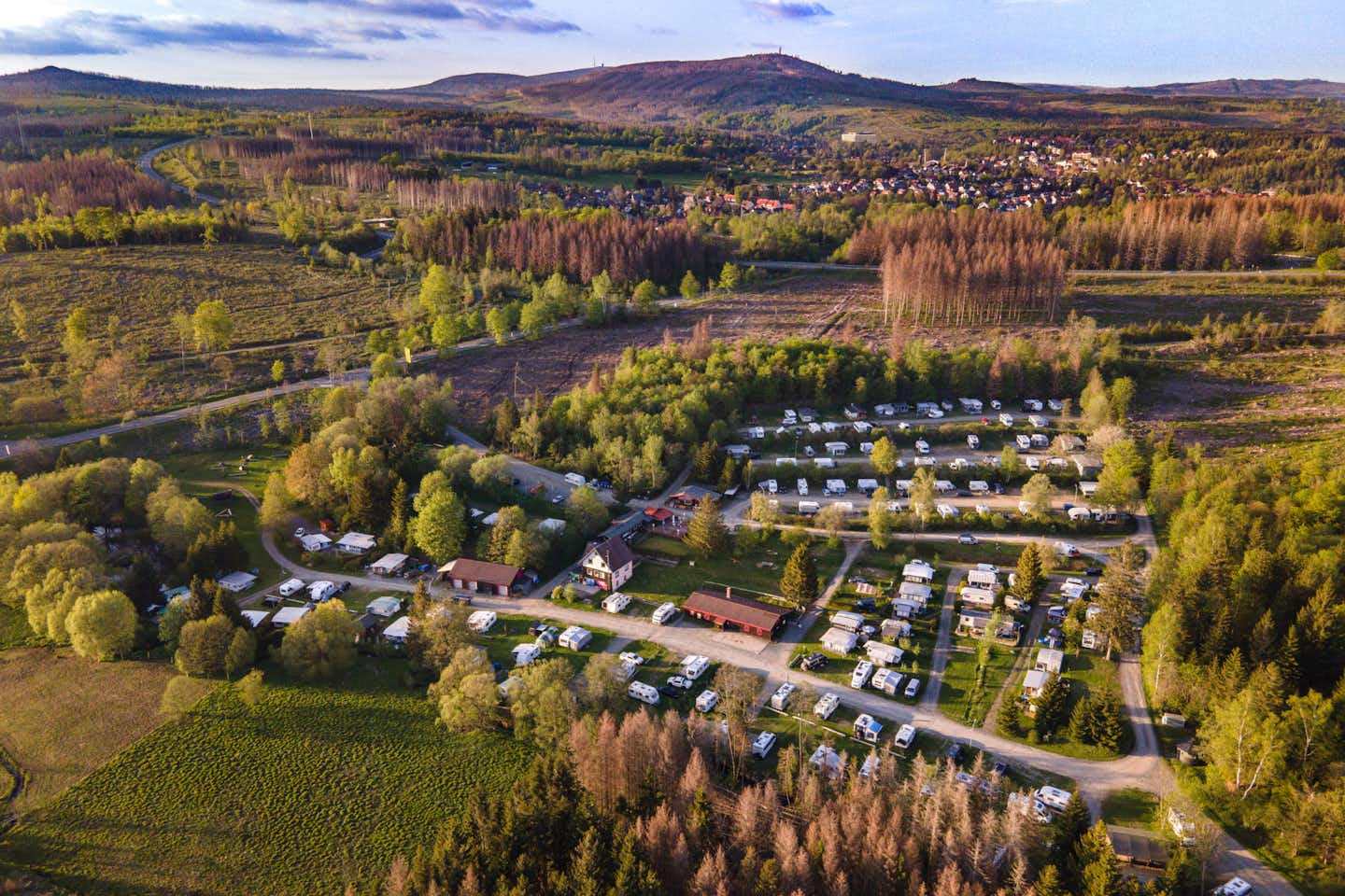 Vodatent @ Camping Braunlage  - Luftaufnahme des Campingplatzes umgeben von Wald und Feldern