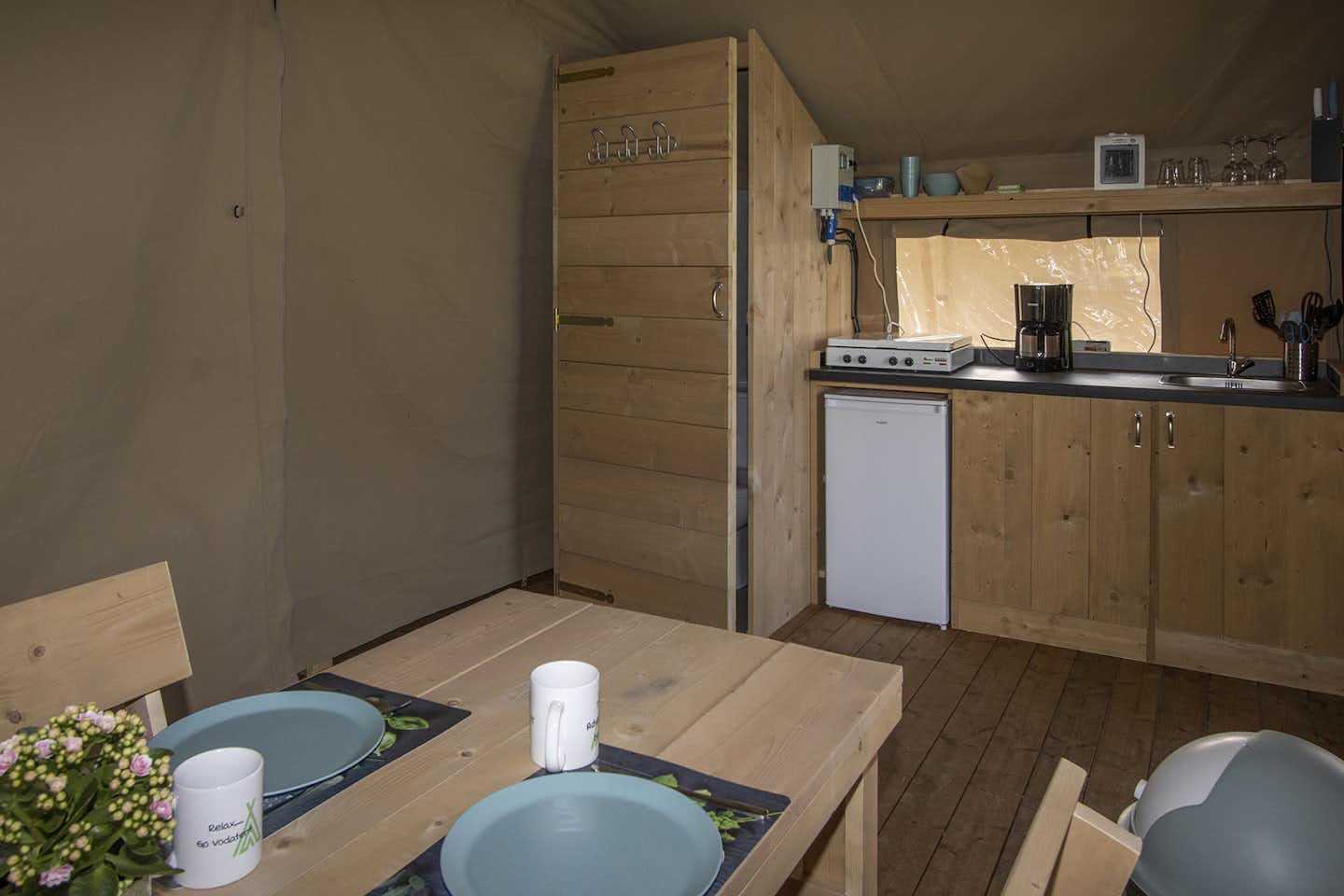 Vodatent @ Camping Catsop - Safarizelt mit Küche von innen