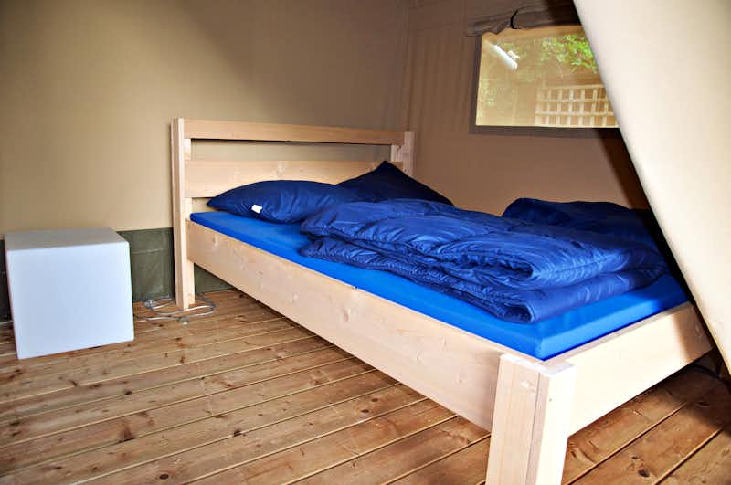 Vodatent @ Camping de Boomgaard - Bett in einem Safarizelt