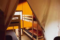 Vodatent @ Camping de Boomgaard - Blick in das Schlafzimmer eines Safarizeltes